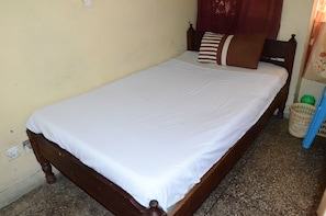 Quarto solteiro, banheiro compartilhado | Escrivaninha, Wi-Fi de cortesia, roupa de cama
