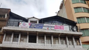 Un edificio de varios pisos con letreros que indican 'Bethlehem Praise & Celebration Sanctuary' y 'Vision Mission'.