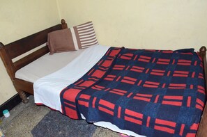 Quarto solteiro, banheiro compartilhado | Escrivaninha, Wi-Fi de cortesia, roupa de cama
