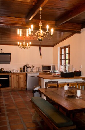 Comfort cottage, 3 slaapkamers | Dineren op de kamer