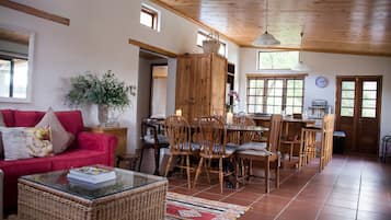 Cottage Comfort, 2 kamar tidur | Ruang keluarga | Perapian