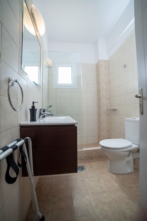 Junior Apartment | Bathroom | Shower, towels