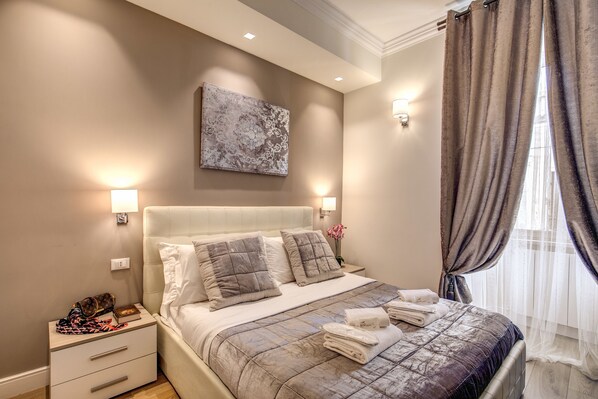 Deluxe Double Room, 1 Queen Bed | 1 bedroom, premium bedding, minibar, in-room safe - Chester Suites (Rome)
