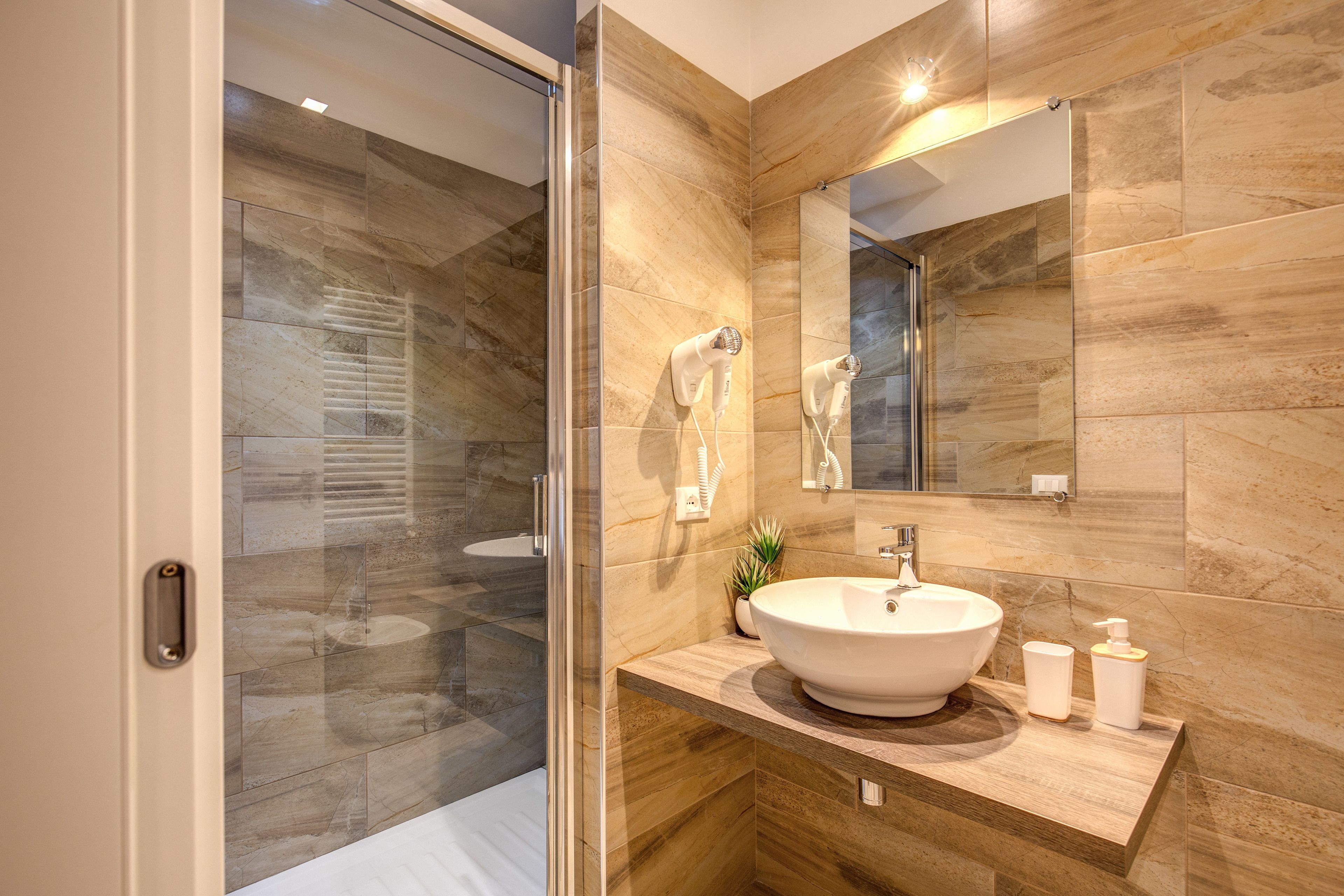 Deluxe dubbelrum - 1 queensize-säng | Badrum | Dusch, gratis toalettartiklar, hårtork och tofflor