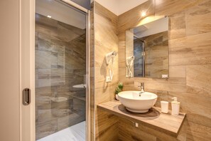 Doppia Deluxe, 1 letto queen | Bagno | Doccia, set di cortesia gratuito, asciugacapelli, pantofole