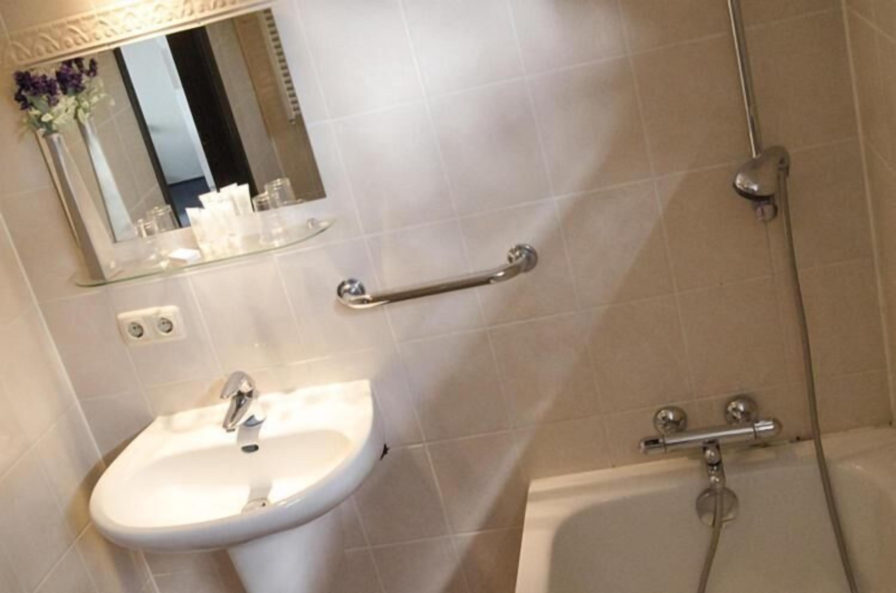 combined shower/bathtub, free toiletries, hair dryer, towels