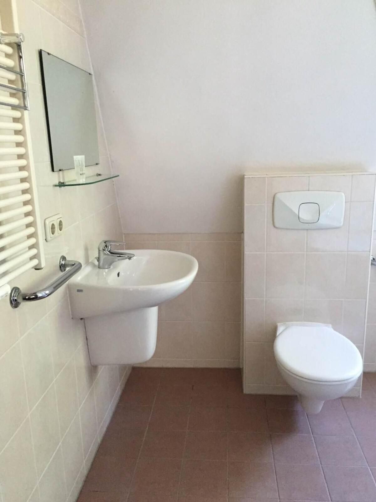 combined shower/bathtub, free toiletries, hair dryer, towels