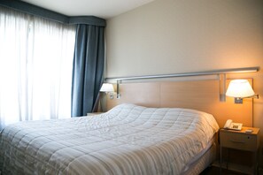 Blackout drapes, soundproofing, free WiFi, bed sheets