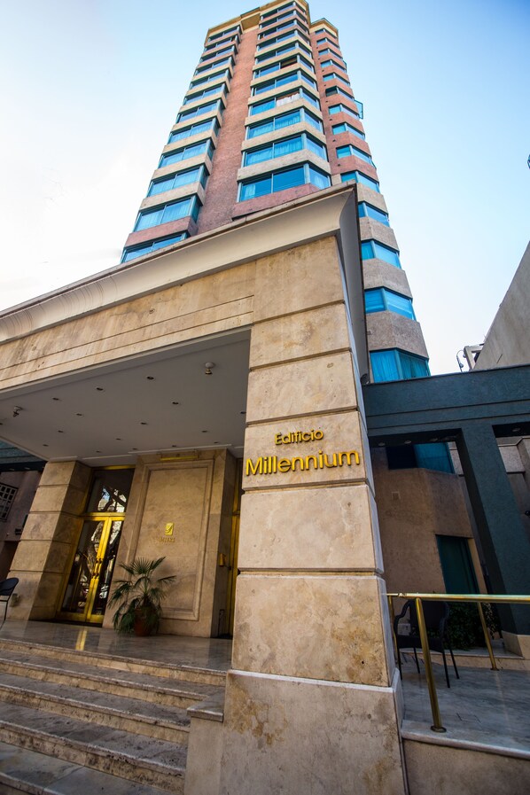 A high-rise building with the name "Edificio Millennium" on the entrance. - Apartments Mendoza Inn (Mendoza)
