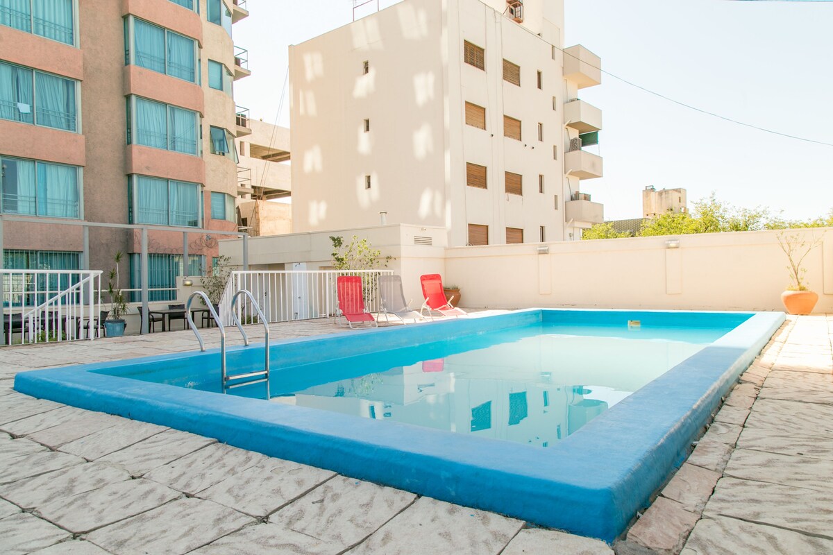Una piscina al aire libre de temporada