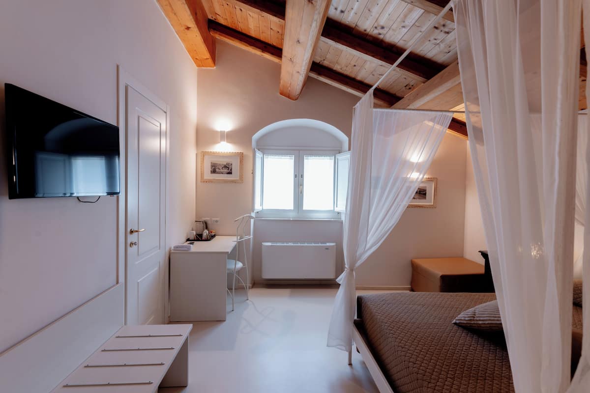 Comfort kamer, 1 slaapkamer | Een minibar, een bureau, verduisterende gordijnen