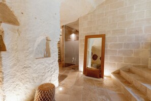 Junior-studiosviitti | Minibaari, työpöytä, pimennysverhot, silitysrauta/-lauta