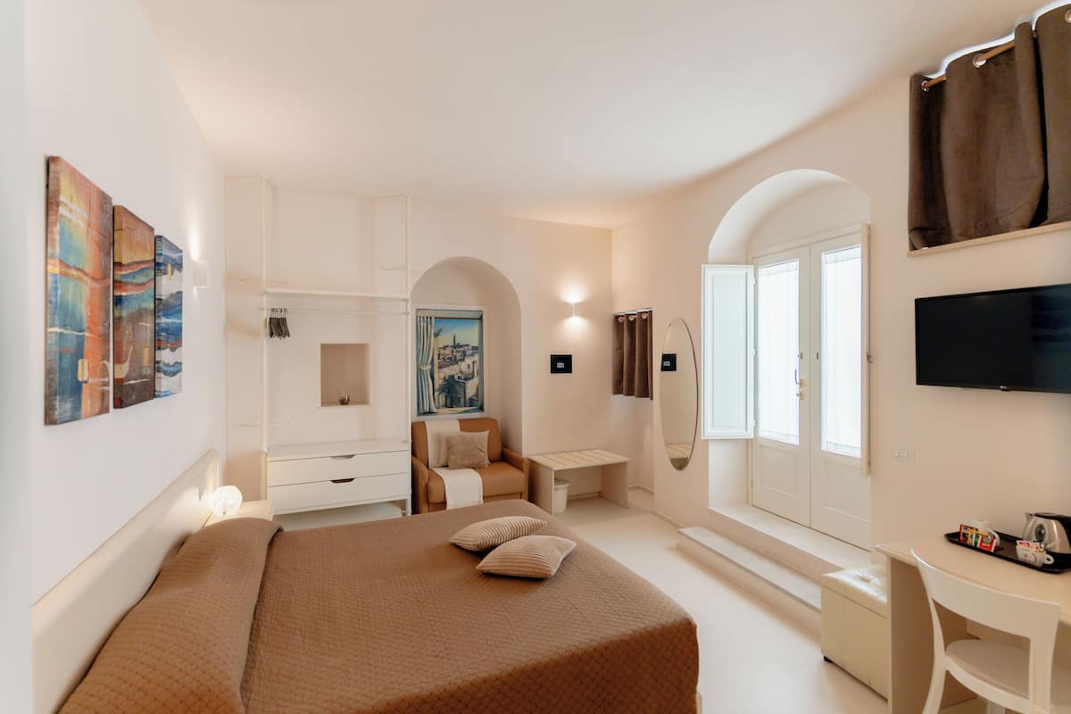 Eenvoudige kamer, 1 twee- of 2 eenpersoonsbedden, 1 slaapkamer | Een minibar, een bureau, verduisterende gordijnen
