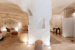 Suite monolocale Junior | Minibar, una scrivania, tende oscuranti, ferro/asse da stiro