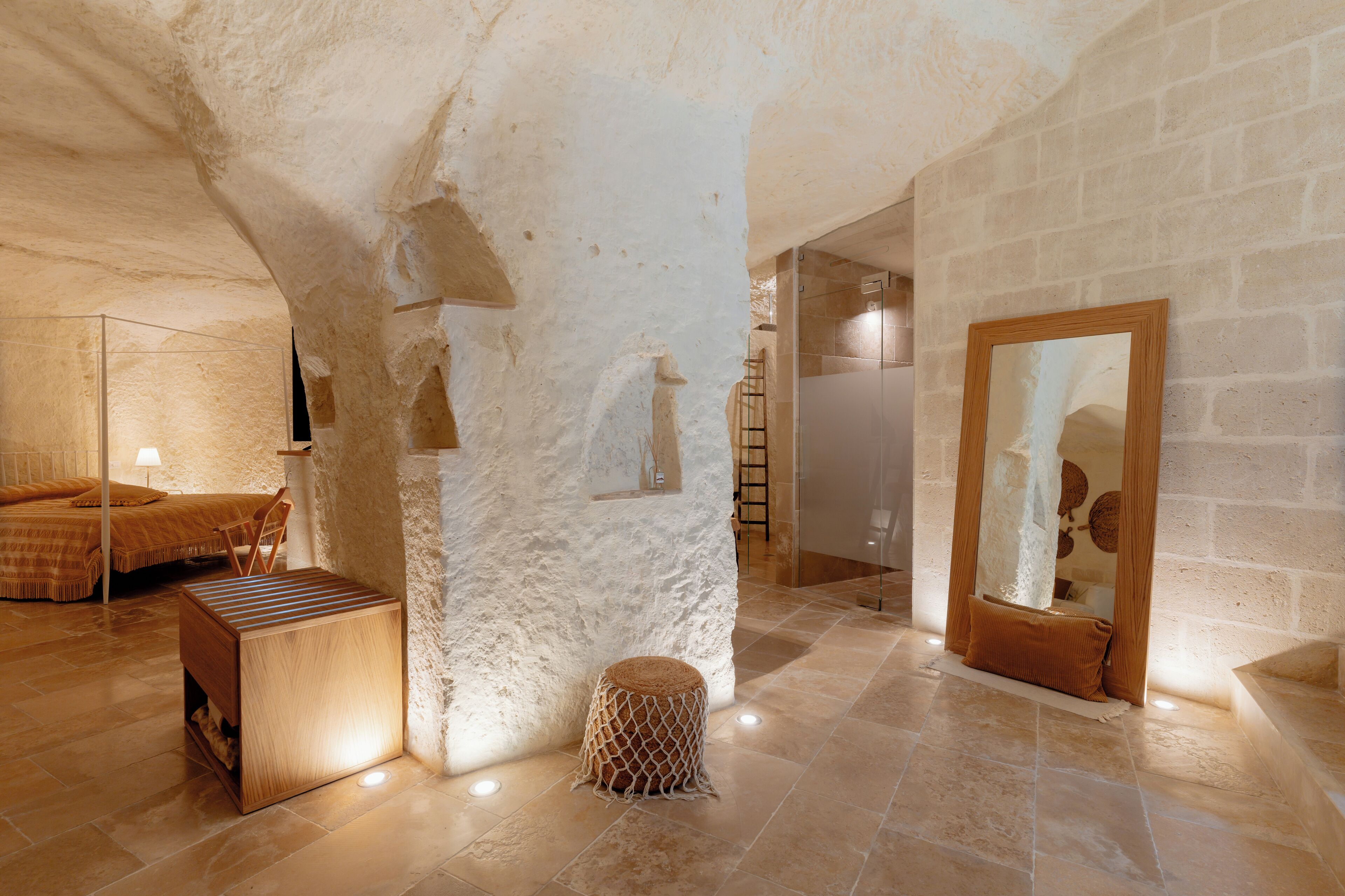 Suite estudio junior | Minibar, escritorio, cortinas blackout y tabla de planchar con plancha 