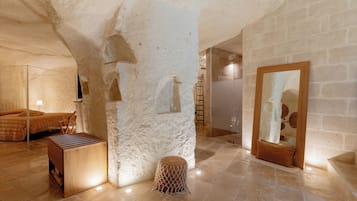 Junior Studio Suite | Minibar, desk, blackout drapes, iron/ironing board