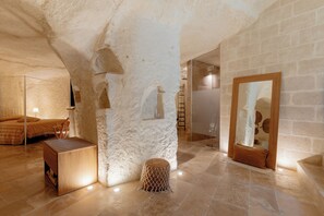 Junior-studiosviitti | Minibaari, työpöytä, pimennysverhot, silitysrauta/-lauta