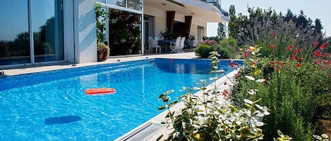 Una piscina al aire libre