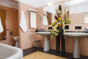 Doppelzimmer (Patrons) | Badezimmer | Duschwanne, Regendusche, Handtücher