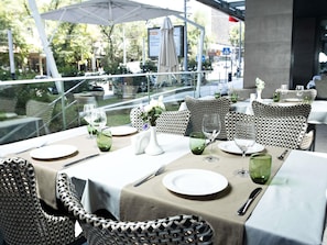 2 restaurantes; se sirve almuerzo y cena; cocina internacional