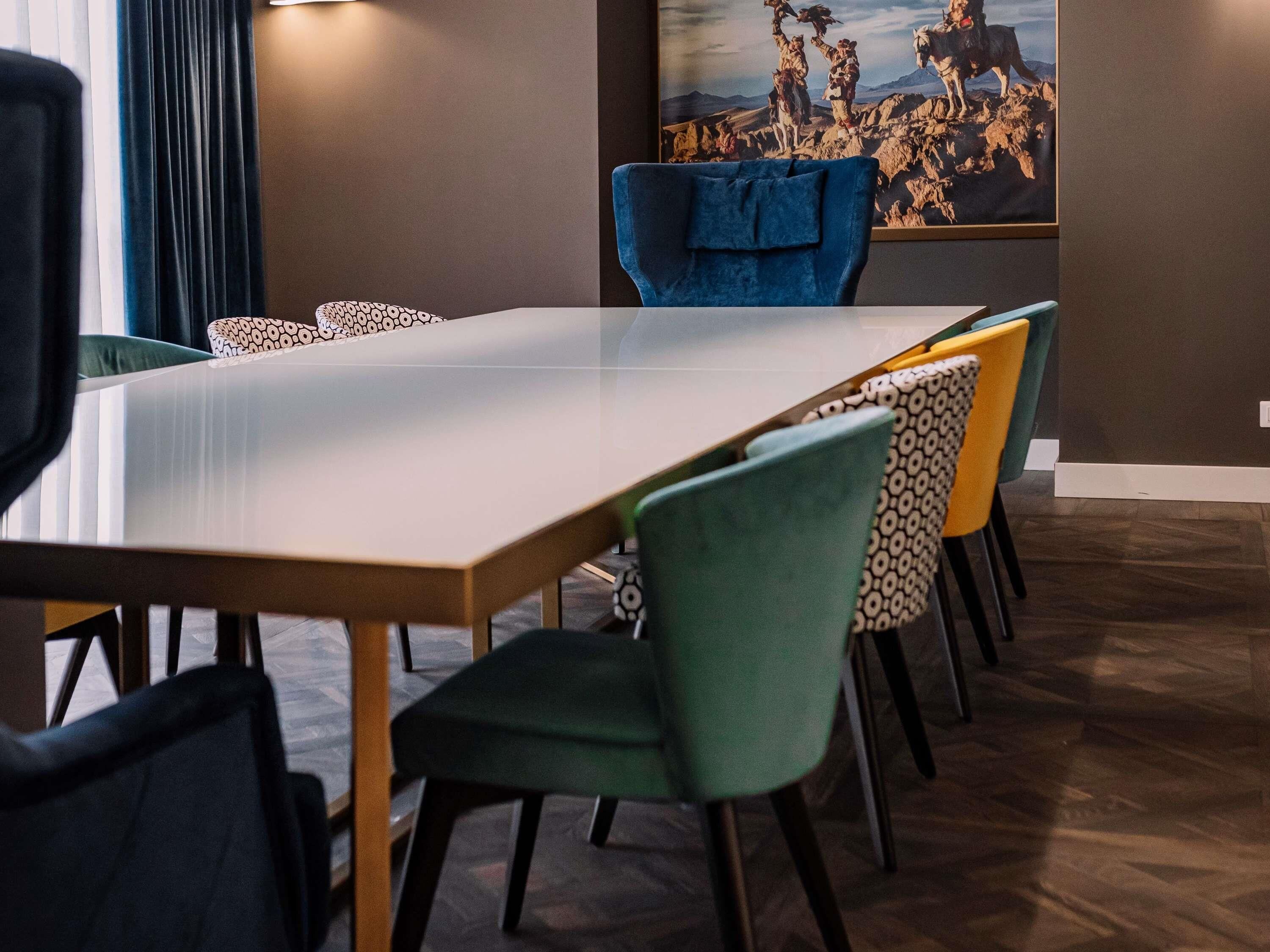 2 restaurants, lunch, dinner served; international cuisine