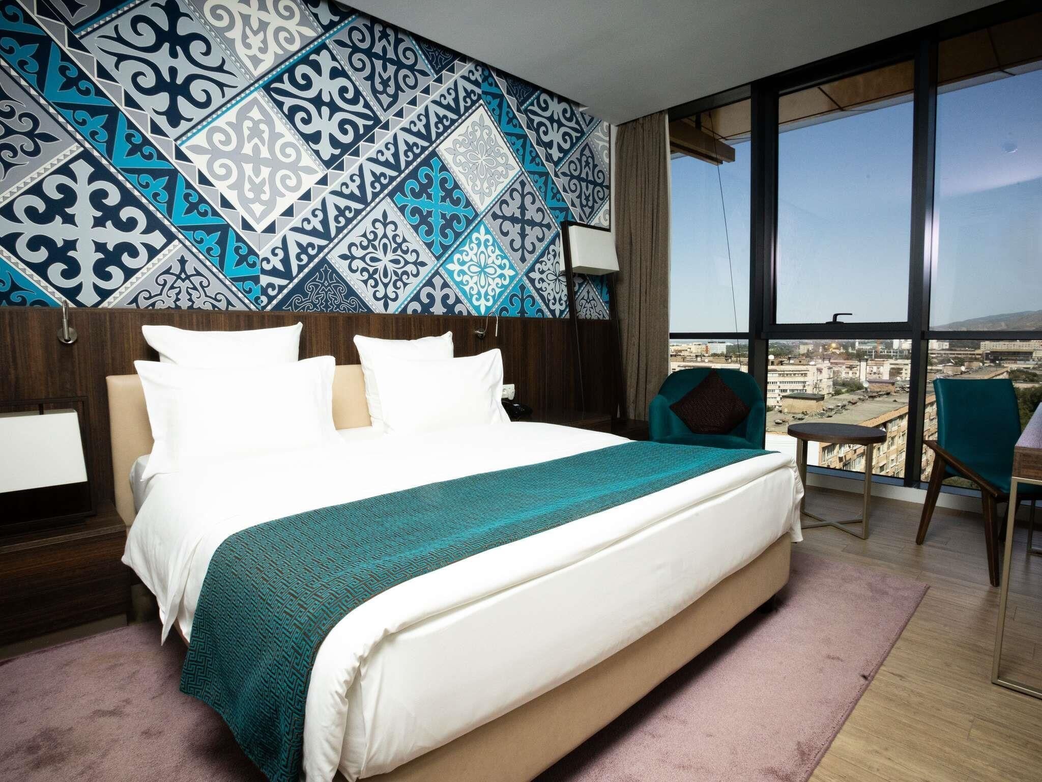 Premium bedding, free minibar items, in-room safe, desk
