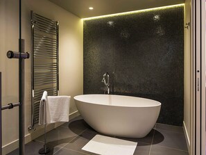 Premium bedding, free minibar items, in-room safe, desk - Mercure Almaty City Center (Almaty)