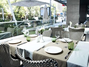 2 restaurants; lunch and dinner served - Mercure Almaty City Center (Almaty)