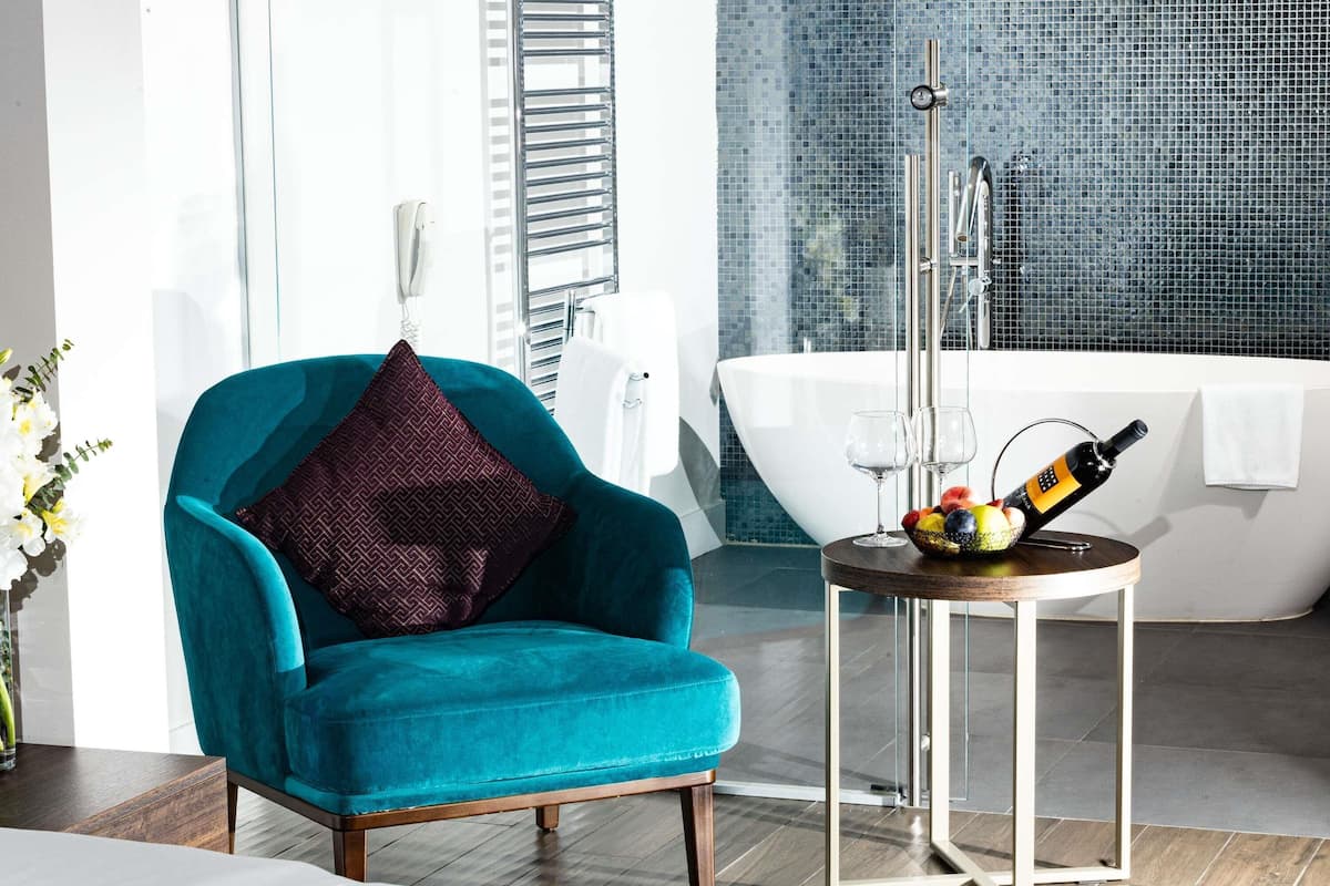 Suite superior, 1 cama King size y sofá cama | Ropa de cama de alta calidad y artículos del minibar gratis