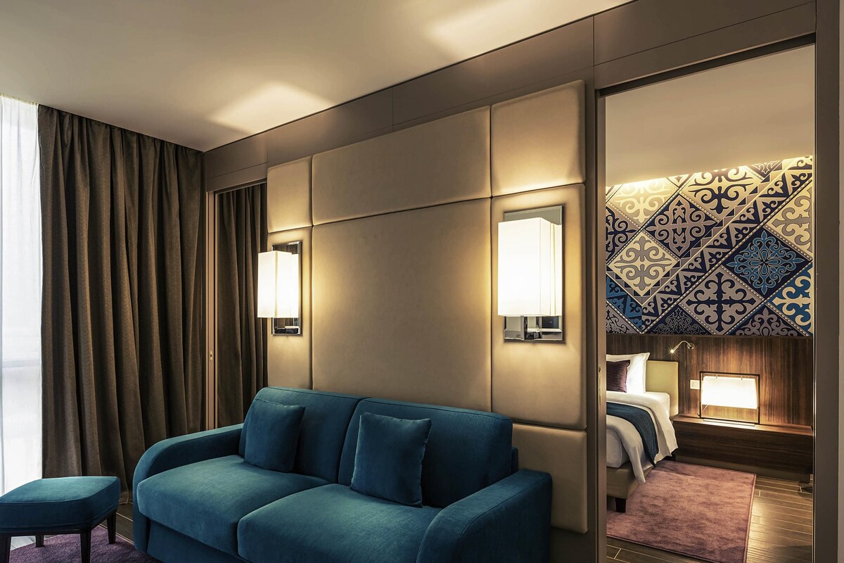 Privilege King Suite with Sofa | Premium bedding, free minibar items, in-room safe, desk
