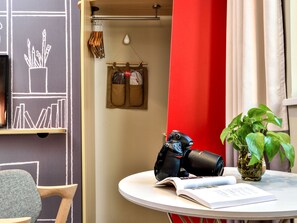 Schreibtisch, laptopgeeigneter Arbeitsplatz, Verdunkelungsvorhänge