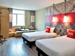 Desk, laptop workspace, blackout curtains, soundproofing - ibis Nanjing Avenue General (Nanjing)