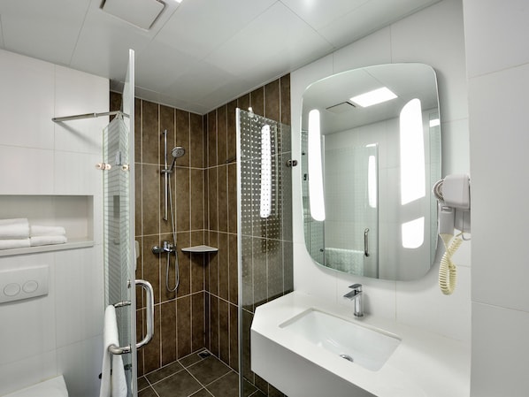 Dusche, kostenlose Toilettenartikel, Haartrockner, Hausschuhe