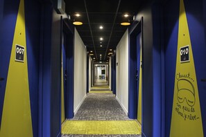 高級寢具、布置獨特、書桌、筆電工作空間