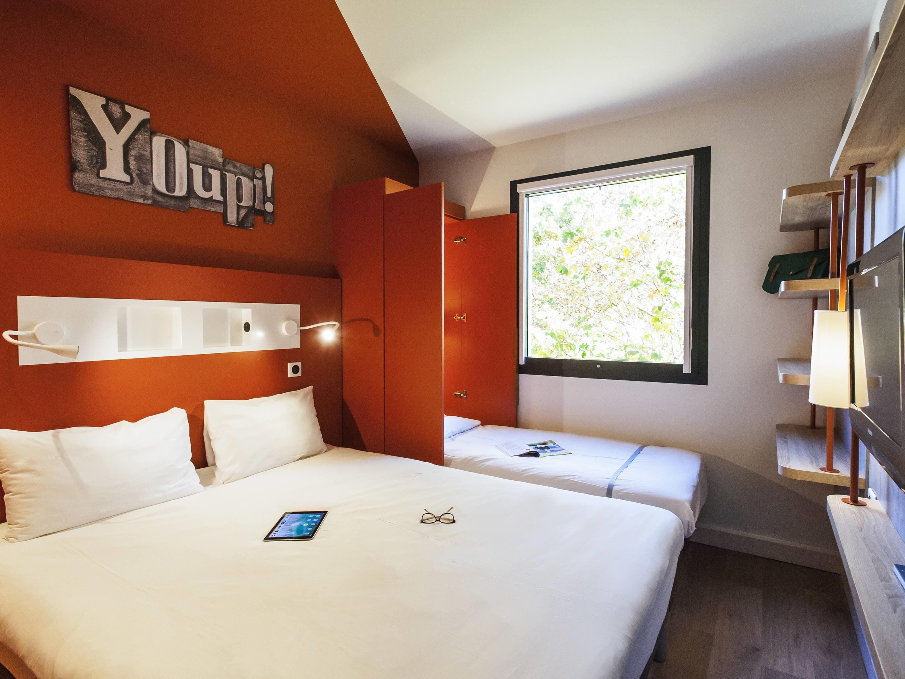 高級寢具、布置獨特、書桌、筆電工作空間