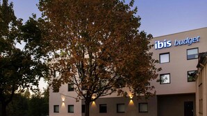 Un bâtiment portant l’enseigne « ibis budget » et doté de nombreuses fenêtres.