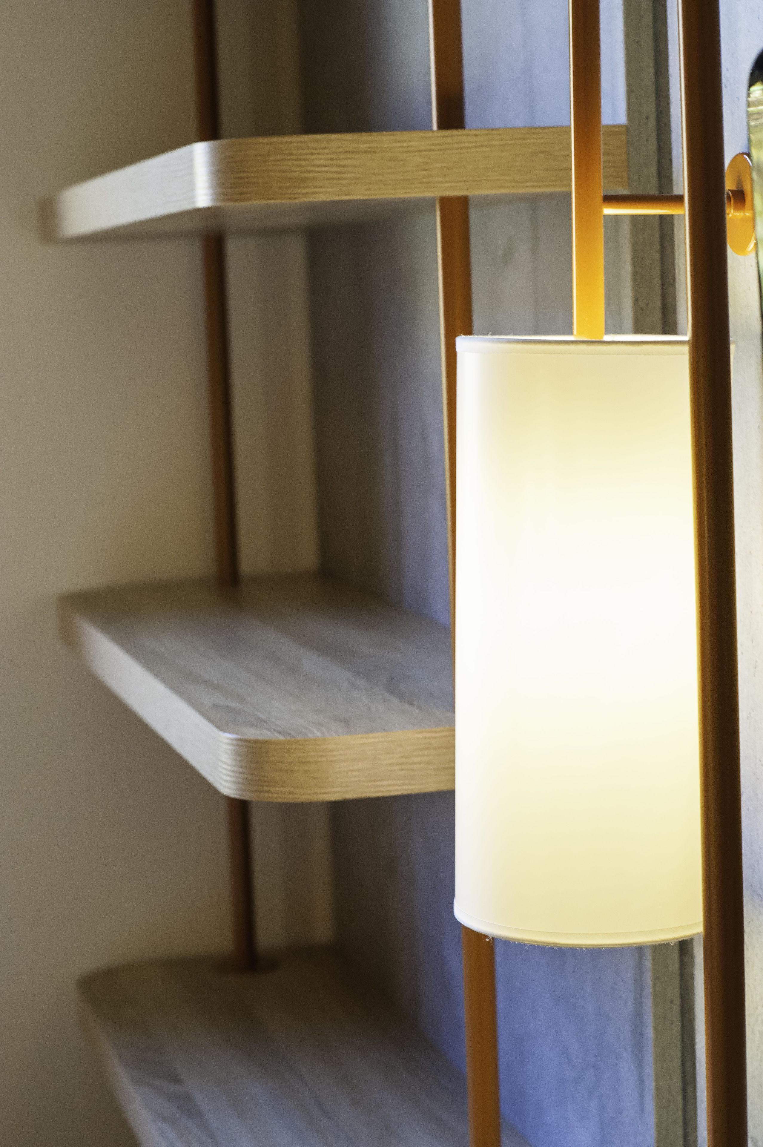 Ein modernes, mehrstufiges Regalsystem mit minimalistischem Design, das Holz- und Metallelemente kombiniert.