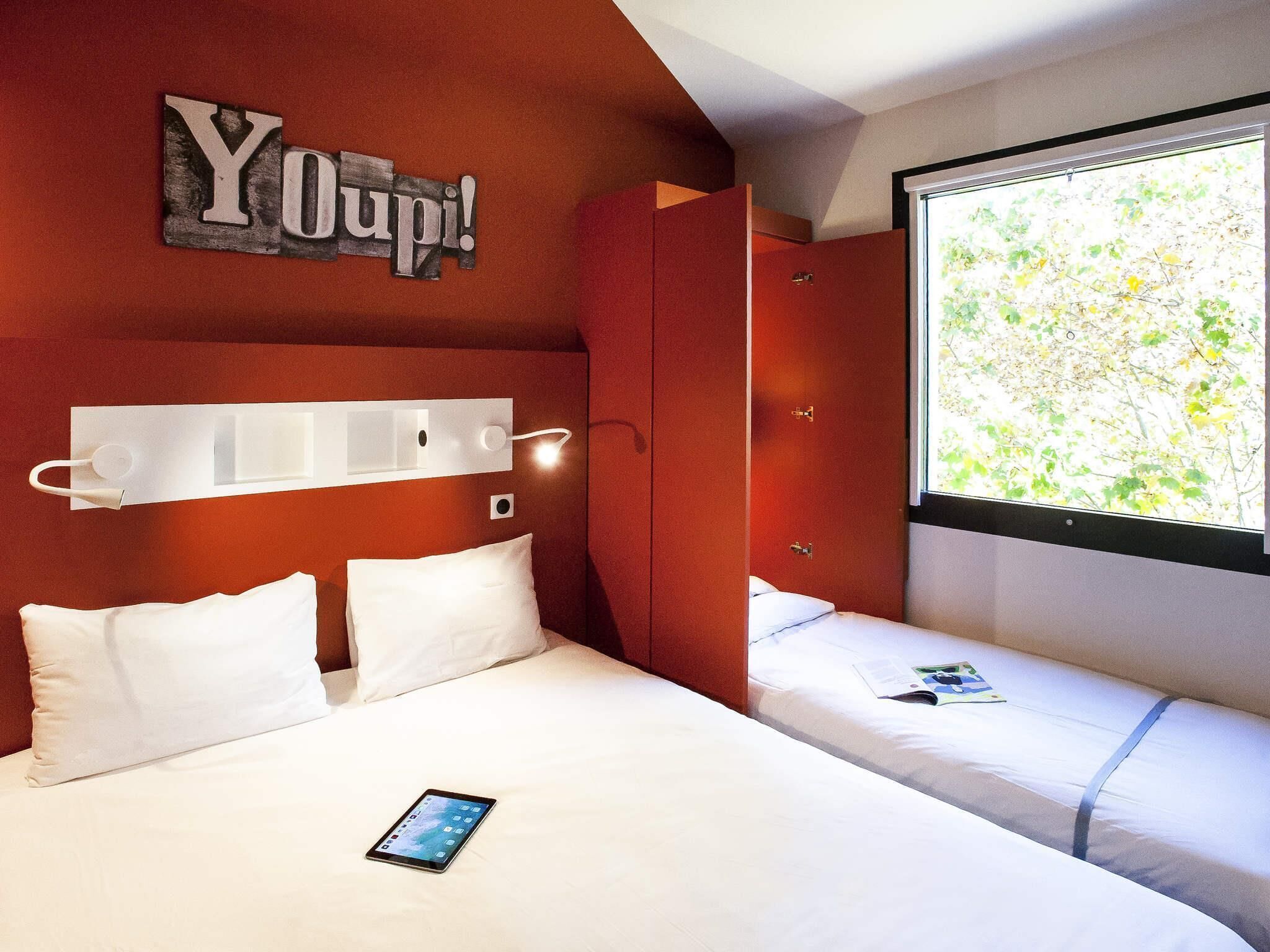 Habitación triple, varias camas | Ropa de cama de alta calidad, mobiliario individual, escritorio