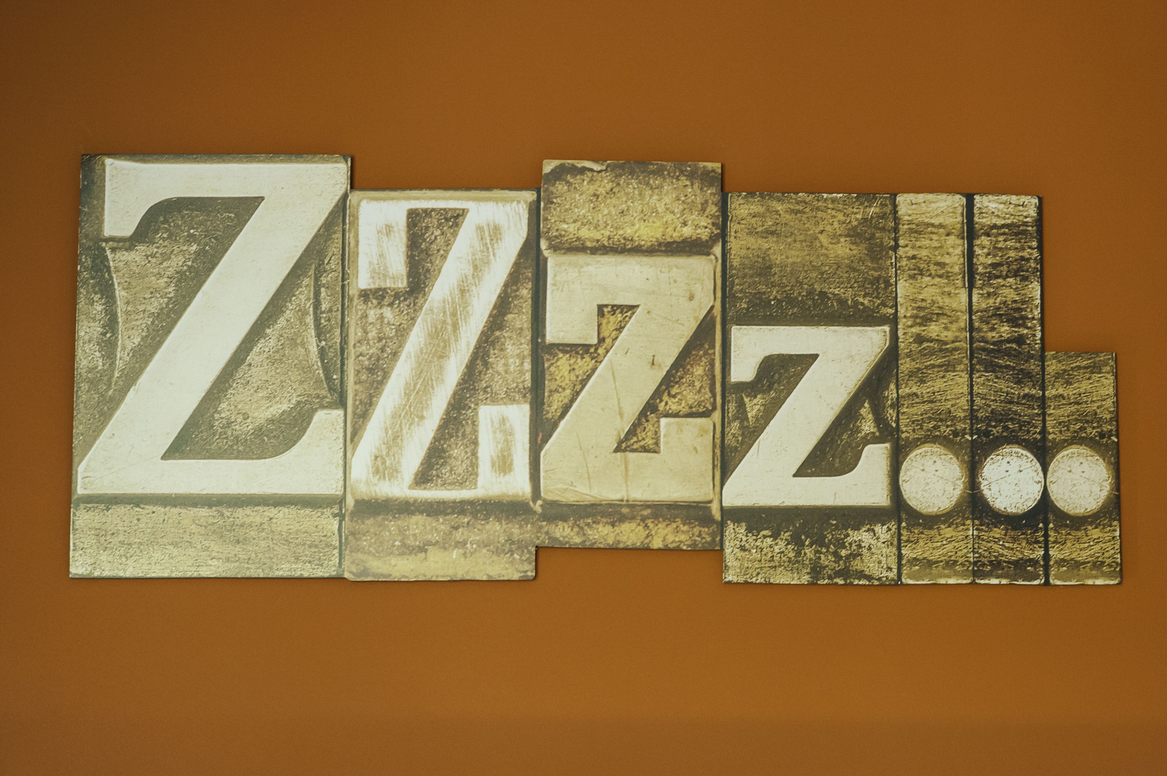 Un mur sur lequel est écrit le mot « Zzz » en grandes lettres, dans un style vieilli.