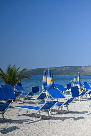 På stranden og sandvolleyball