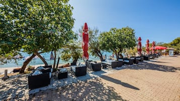 Di pantai dan voli pantai