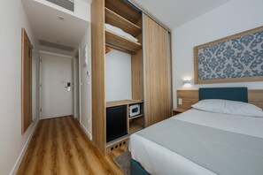 Minibar, in-room safe, desk, free WiFi - Hotel Medena (Seget)