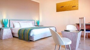 Habitación doble, vista al mar | Minibar, caja de seguridad en la habitación y escritorio 