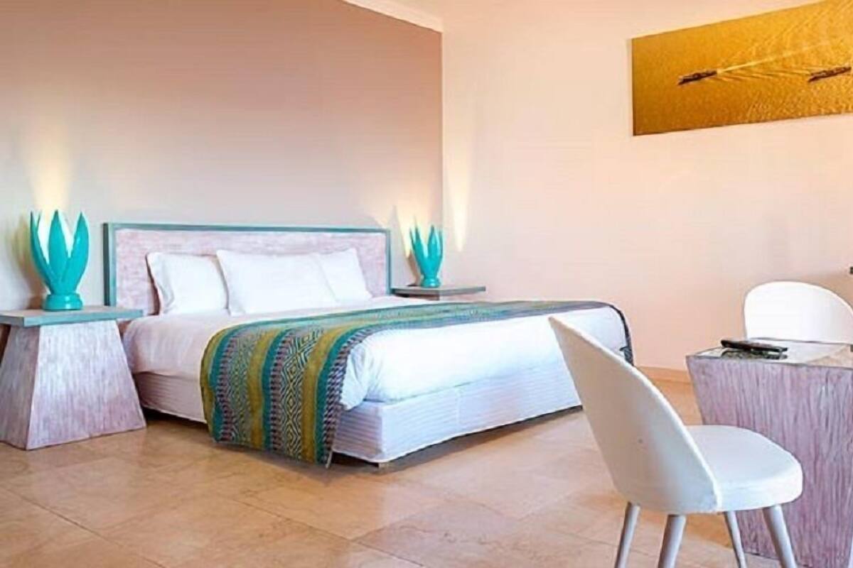 Double Room, Sea View | Minibar, in-room safe, desk, blackout drapes