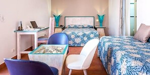 Minibar, caja de seguridad en la habitación y decoración personalizada 