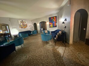 50-centimeters platt-tv med kabelkanaler och tv