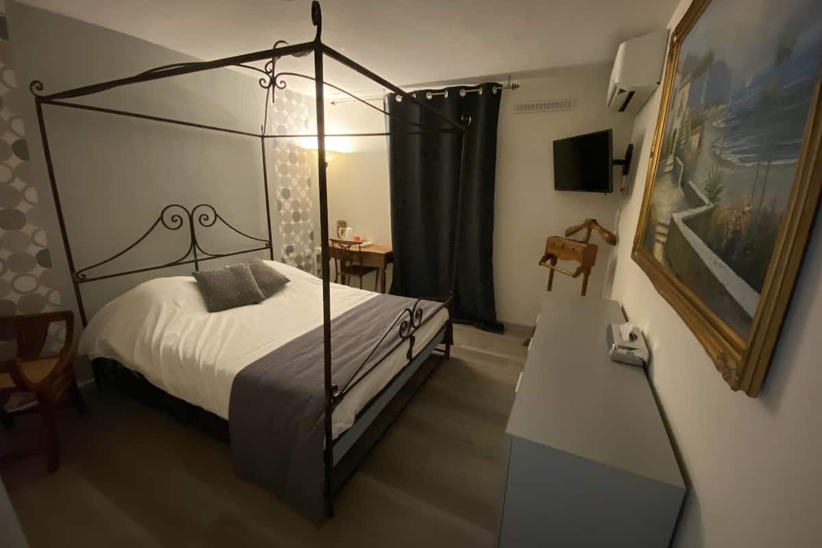 double room | premium bedding, desk, blackout curtains, soundproofing