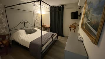 Herbergi með tvíbreiðu rúmi | Rúmföt af bestu gerð, skrifborð, myrkratjöld/-gardínur, hljóðeinangrun