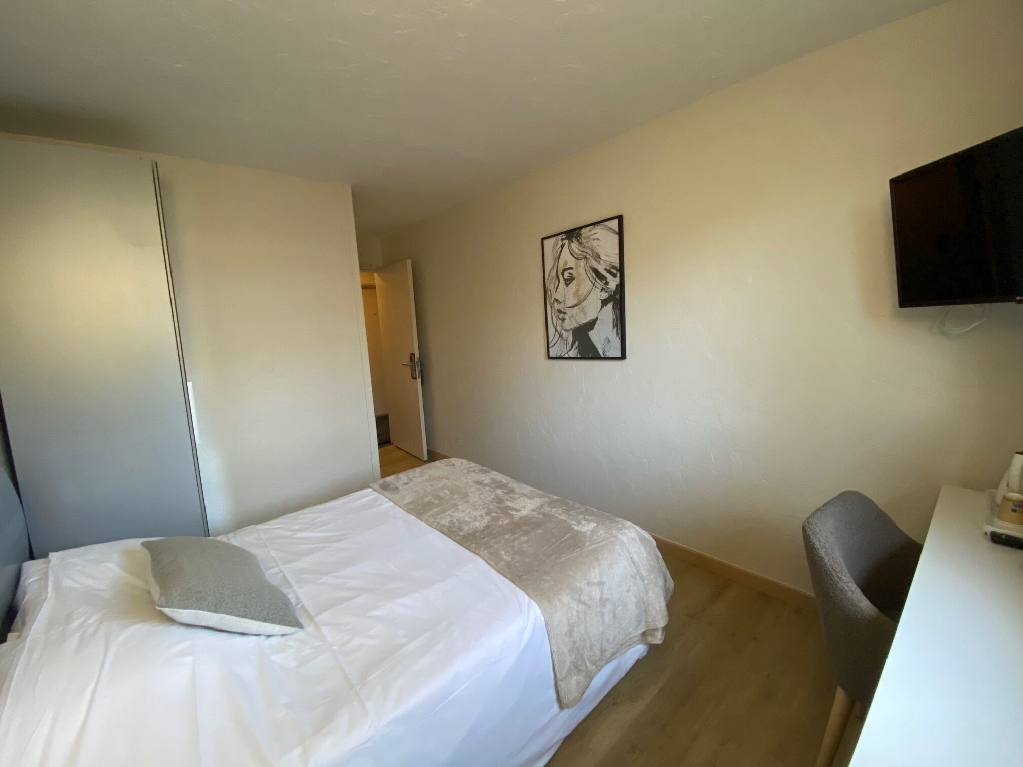 Hochwertige Bettwaren, Schreibtisch, Verdunkelungsvorhänge