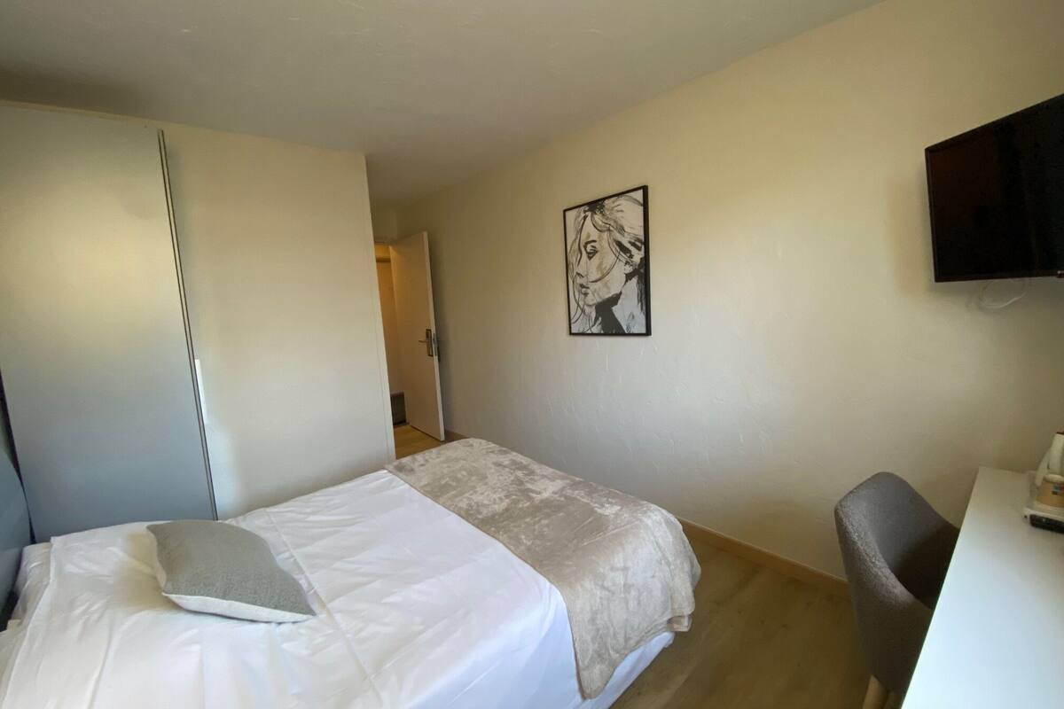 高档床上用品、办公桌、遮光窗帘、隔音